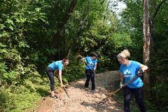 aoa体育官网团队全年参与社区管理活动, 包括在Mercer Slough自然公园清理小径
