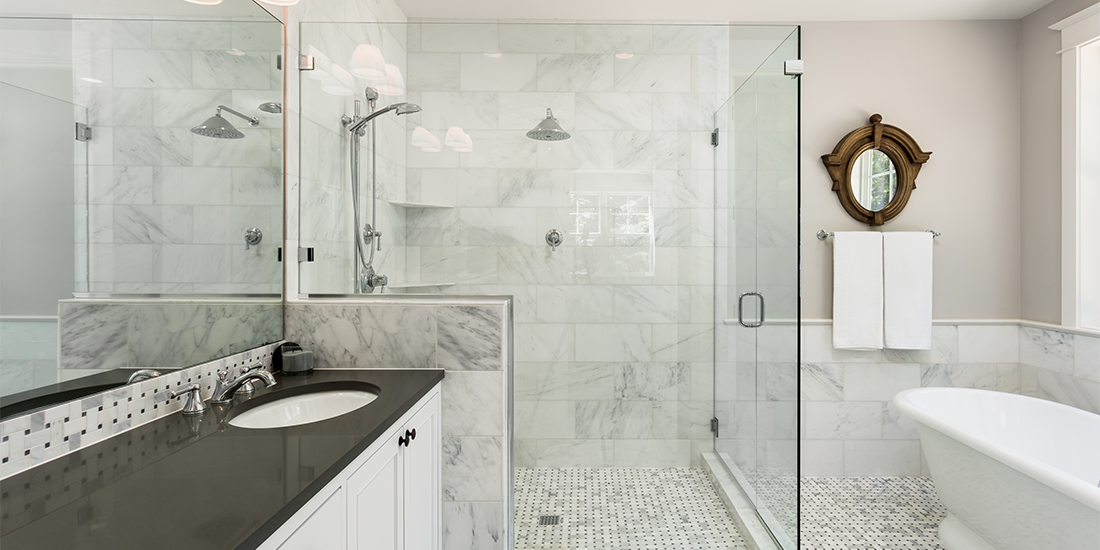 走进淋浴，照片信用AAA KARTAK玻璃和壁橱